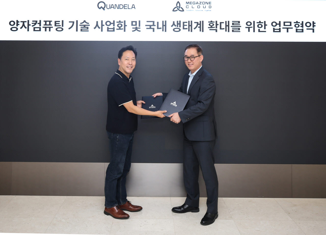 2일 서울 역삼동 메가존클라우드 연락사무소에서 열린 ‘양자컴퓨팅 기술 사업화 및 국내 생태계 확대를 위한 업무협약식’에서 메가존클라우드 김동호 CQO(오른쪽)와 콴델라 김유석 한국지사장이 서명을 마친 뒤 협약서를 교환하고 있다. 사진=메가존클라우드