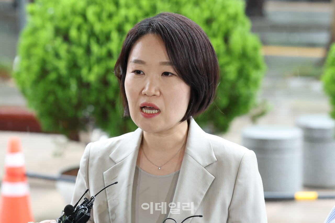 이소영 중소벤처기업부 장관 후보자가 지난달 31일 서울 여의도 중소기업기술정보진흥원 수도권평가실에 마련된 인사청문회 준비 사무실로 출근하고 있다. (사진=이영훈 기자)