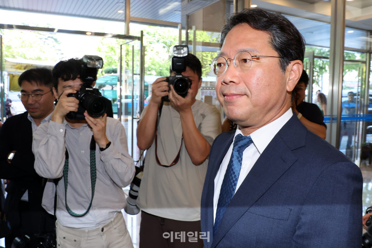 [이데일리 방인권 기자] 김승원 법무부 장관 후보자가 3일 서울 종로구 적선현대빌딩에 마련된 인사청문회 준비사무실로 출근하고 있다.