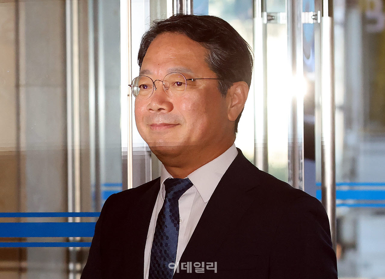 [이데일리 방인권 기자] 김승원 법무부 장관 후보자가 3일 서울 종로구 적선현대빌딩에 마련된 인사청문회 준비사무실로 출근하고 있다.