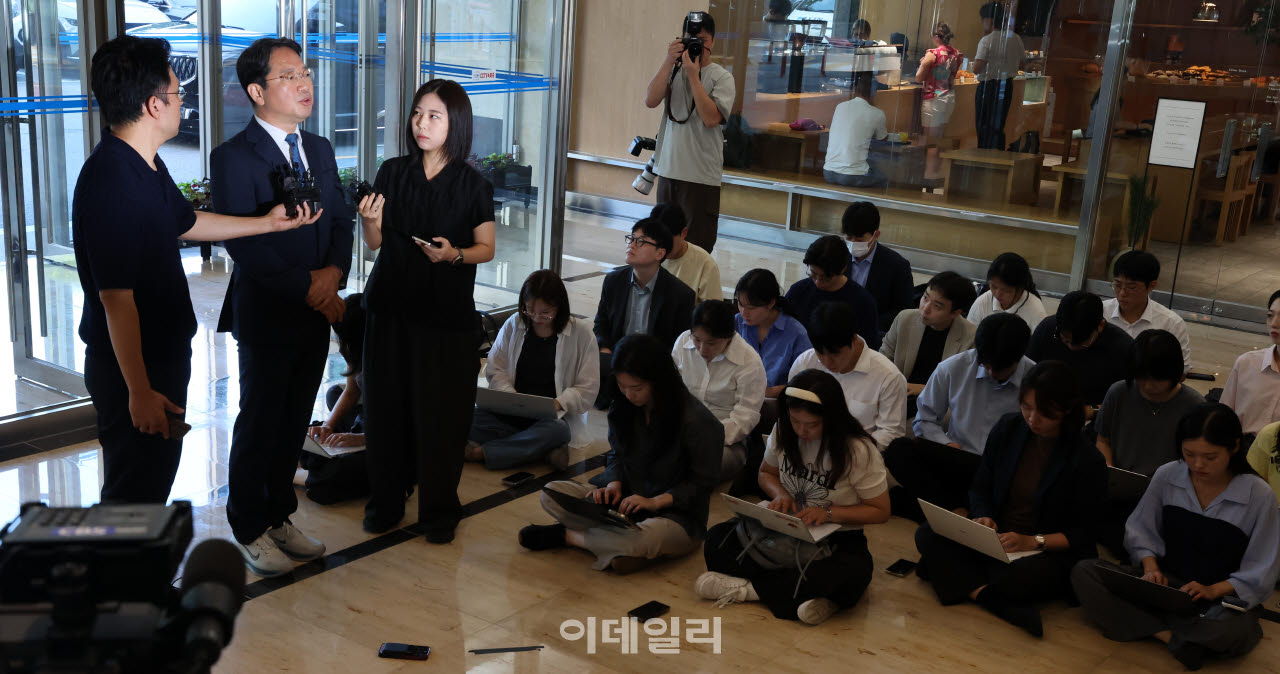 [이데일리 방인권 기자] 김승원 법무부 장관 후보자가 3일 서울 종로구 적선현대빌딩에 마련된 인사청문회 준비사무실로 출근, 취재진의 질의에 답하고 있다.