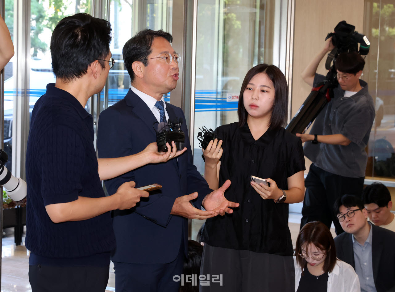 [이데일리 방인권 기자] 김승원 법무부 장관 후보자가 3일 서울 종로구 적선현대빌딩에 마련된 인사청문회 준비사무실로 출근, 취재진의 질의에 답하고 있다.