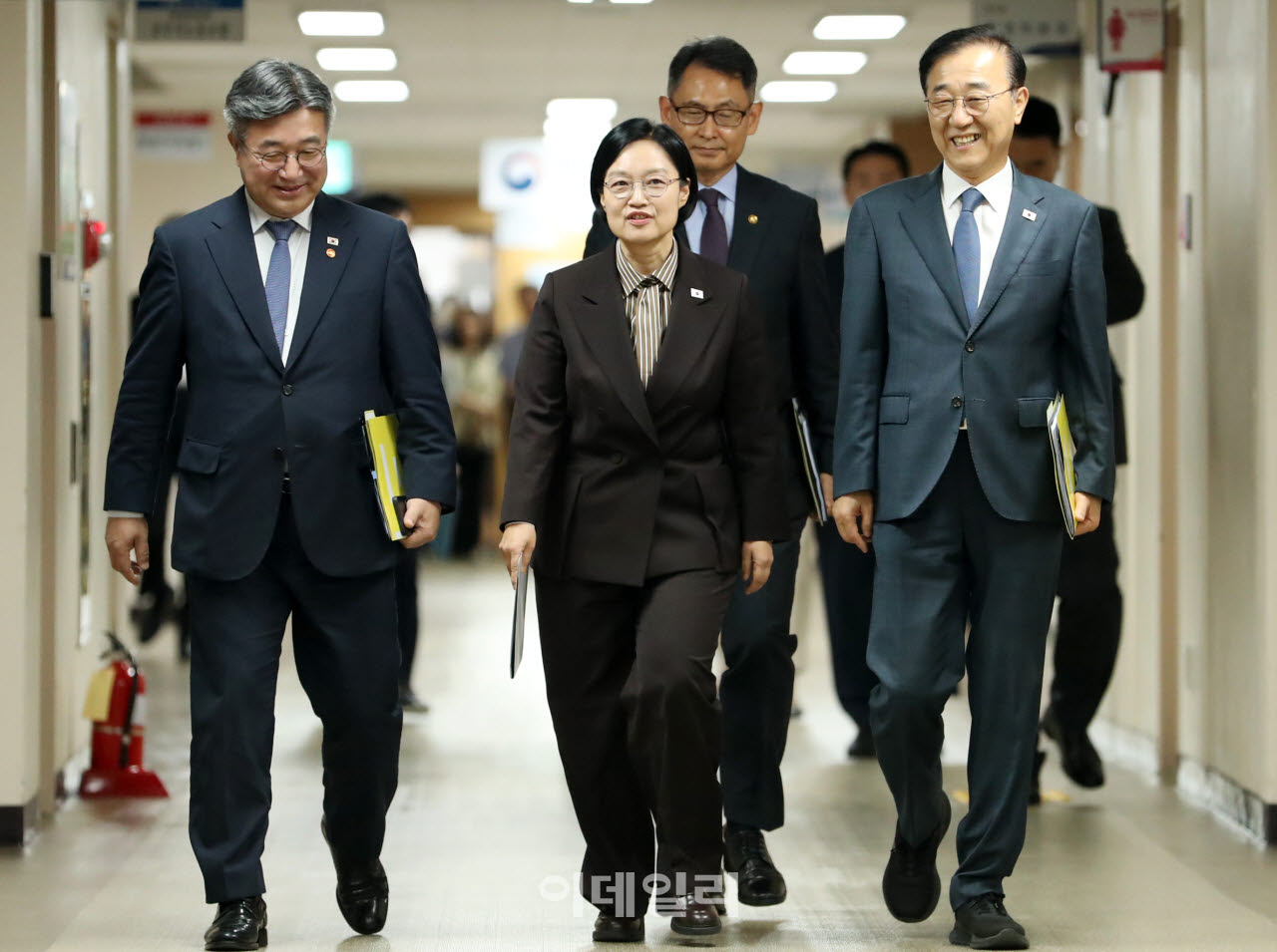 [포토] 브리핑실 향하는 한성숙 총리