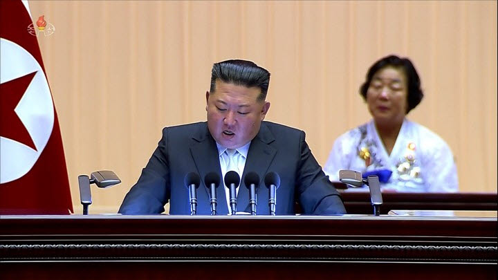 김정은 북한 국무위원장이 지난 2일 평양에서 열린 제15차 전국교원대회 개막회의에서 연설했다고 조선중앙TV가 3일 보도했다. [조선중앙TV=연합뉴스 제공]