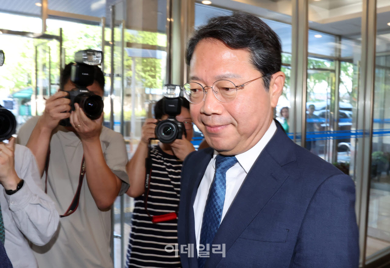 김승원 법무부 장관 후보자가 3일 서울 종로구 적선현대빌딩에 마련된 인사청문회 준비사무실로 출근하고 있다. (사진=방인권 기자)