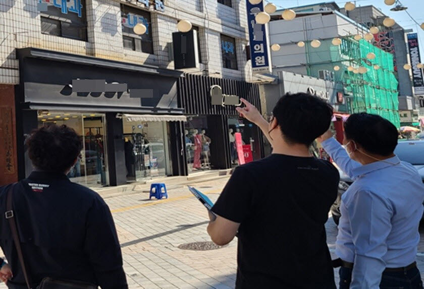 충북도의 한 건물에서 옥외광고물이 점검되고 있다.(사진=뉴시스)