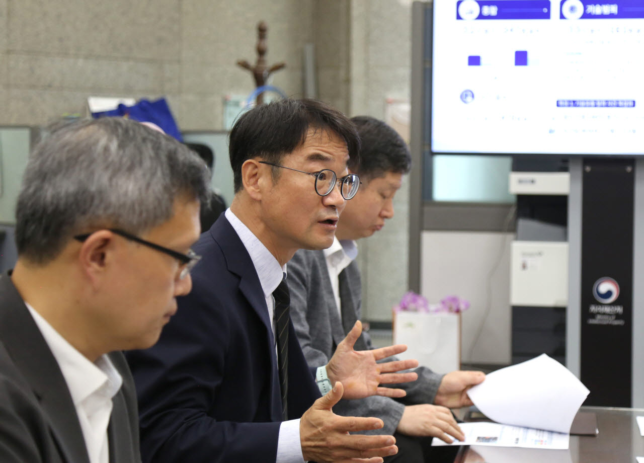 정연우 지식재산처 차장(왼쪽 2번째)이 3일 정부대전청사 기자실에서 올해 상반기 특별사법경찰 수사실적을 백브리핑하고 있다. (사진=지식재산처)