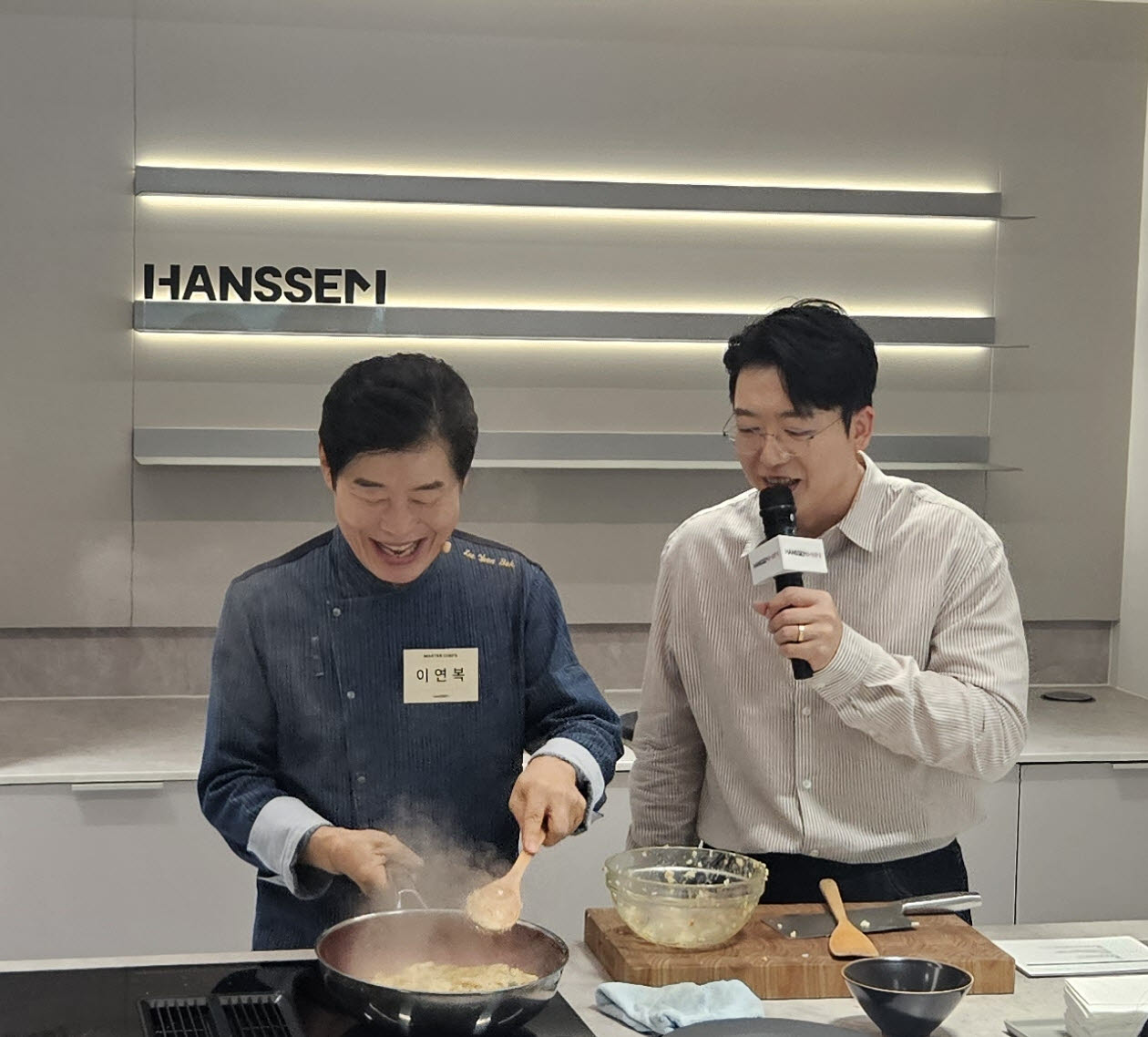 3일 열린 '한샘 x 마스터셰프' 라이브 쿠킹쇼 행사에서 이연복 셰프(왼쪽)가 요리하고 있다. (사진=김아름 기자)