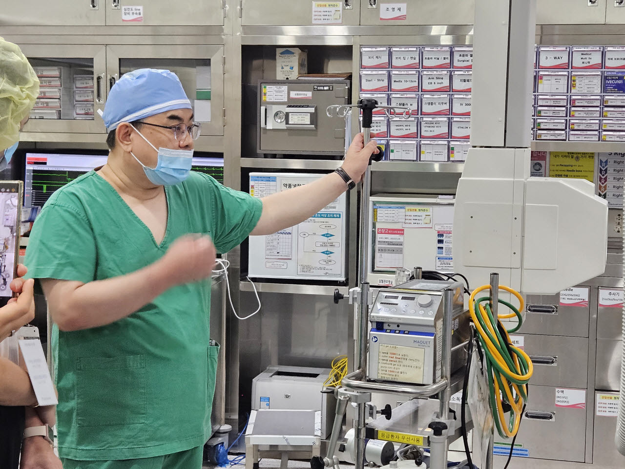 한성우 한림대동탄성심병원장이 3일 원내 심장혈관센터에서 체외막산소공급장치(ECMO)에 대해 설명하고 있다. (사진=안치영 기자)