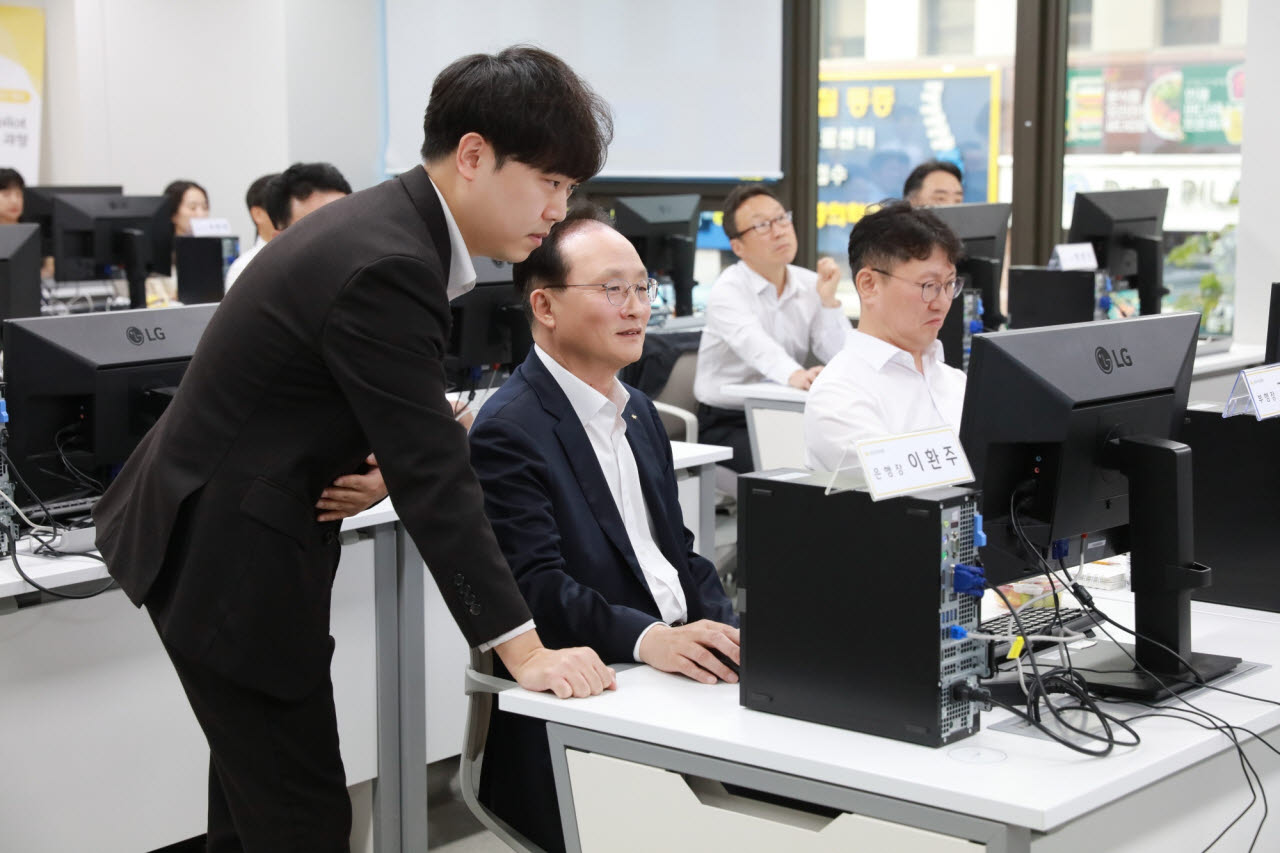 지난 2일 서울 영등포구에 있는 KB국민은행 여의도 전산센터에서 열린 '생성형 AI 실습 교육'에 이환주 KB국민은행장이 참석했다.(사진=KB국민은행)
