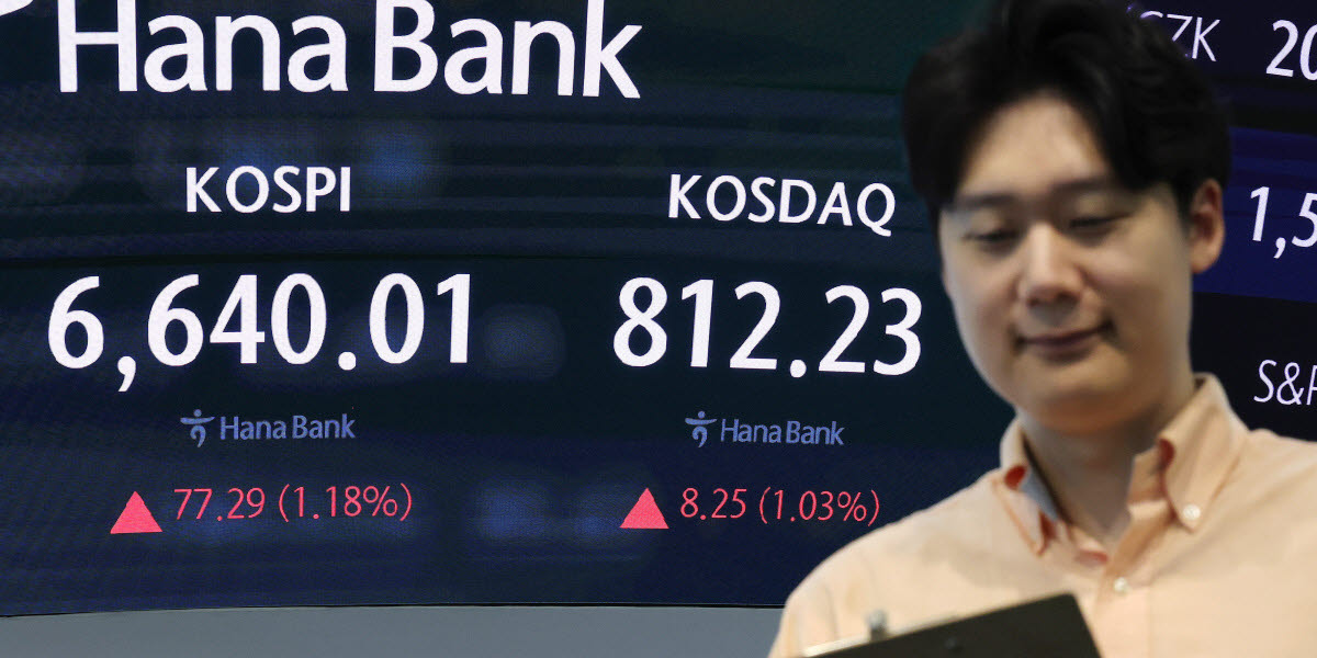 코스피와 코스닥, 상승 출발 (서울=연합뉴스) 김주형 기자 = 코스피가 상승 출발해 장 초반 6,600대를 회복한 3일 서울 중구 하나은행 본점 딜링룸 전광판에 실시간 코스피와 코스닥 지수가 표시돼 있다. 코스피 지수는 전장보다 87.61포인트(1.33%) 오른 6,650.33으로 코스닥은 8.54포인트(1.06%) 상승한 812.52로 출발했다. 2026.9.3