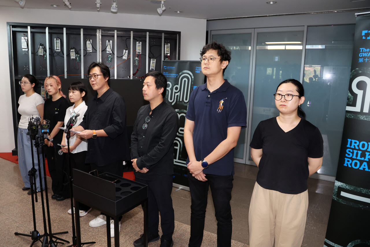 3일 전남광주통합특별시 서구 하정웅미술관에서 광주비엔날레 중국 전시팀이 철수 의사를 밝히고 있다. 광주비엔날레 본전시와 별도 전시인 파빌리온(특별관)에서 '대만관' 명칭으로 인해 중국 측이 강하게 반발하며 '중국관' 전시 준비가 중단된 상태다(사진=연합뉴스).
