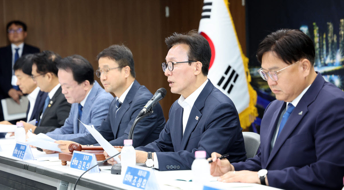 김민석 민주당 대표가 2일 세종시청에서 열린 제8차 최고위원회의에 참석해 발언하고 있다.(사진=연합뉴스)