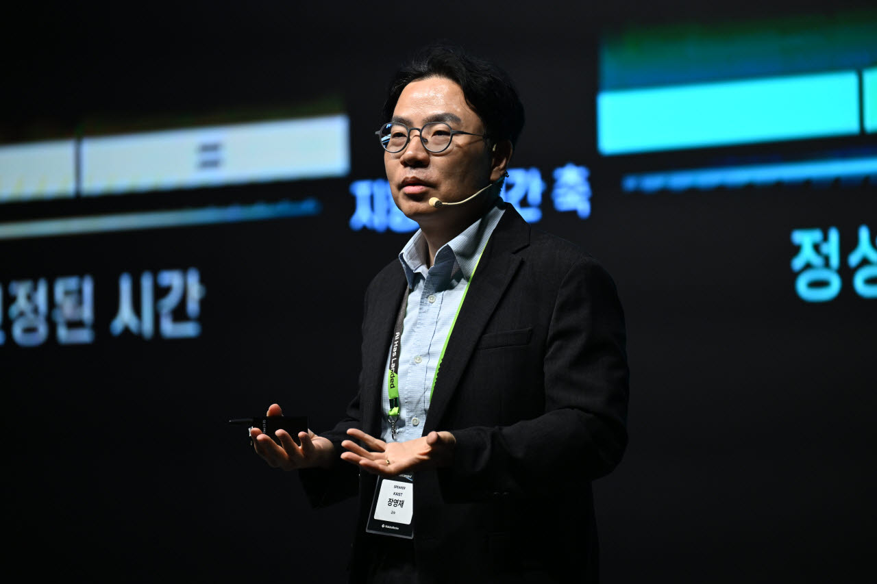 장영재 카이스트 산업및시스템공학과 교수가 3일 서울 강남구 웨스틴 서울 파르나스에서 열린 ‘어텐션2026’에서 발표하고 있다. (사진=마키나락스)