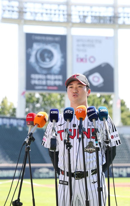 미국프로야구 메이저리그(MLB)에서 3년 만에 친정팀 LG 트윈스로 복귀한 불펜 투수 고우석이 3일 서울 잠실야구장에서 취재진과 인터뷰를 하고 있다. 사진=연합뉴스