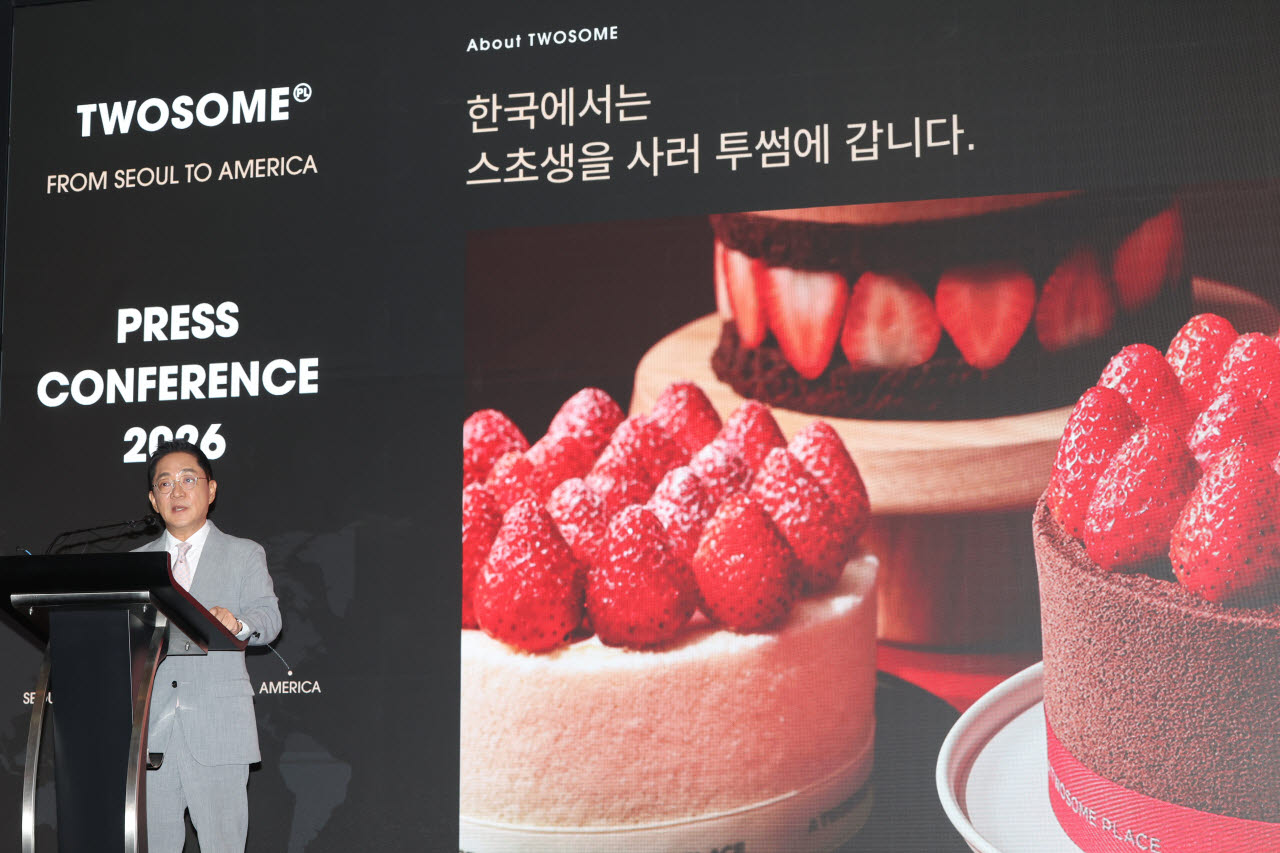 문영주 투썸플레이스 대표이사가 3일 서울 영등포구 콘래드호텔에서 열린 디저트 카페 투썸플레이스 미국 진출 기자간담회에서 발표를 하고 있다.(사진=연합뉴스).