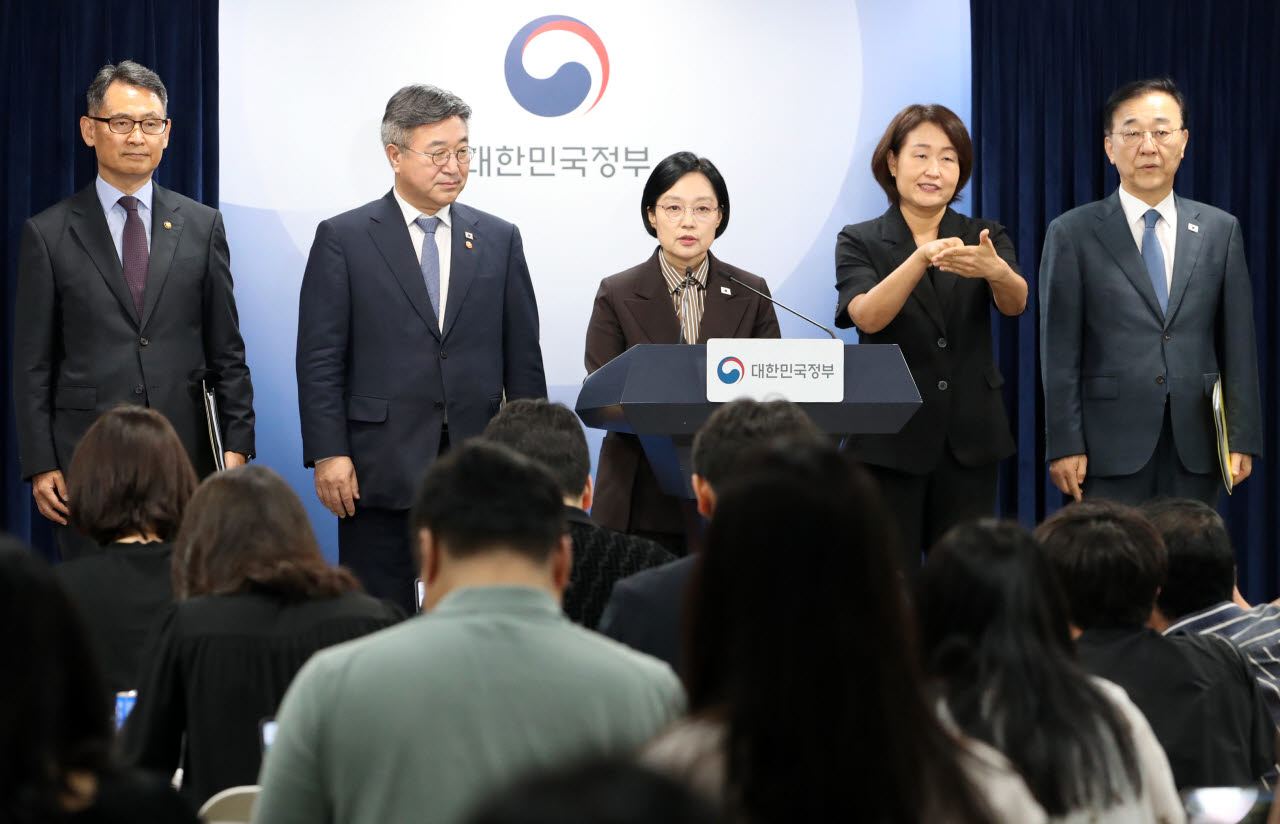 한성숙(가운데) 국무총리가 3일 오전 서울 종로구 정부서울청사에서 행정·공공기관 이전 및 공공기관 기능 개혁 관련 기자회견을 하고 있다. 이날 기자회견에는 윤호중 행정안전부 장관·김윤덕 국토교통부 장관·허장 재정경제부 2차관이 함께했다.(사진=이데일리 김태형 기자)