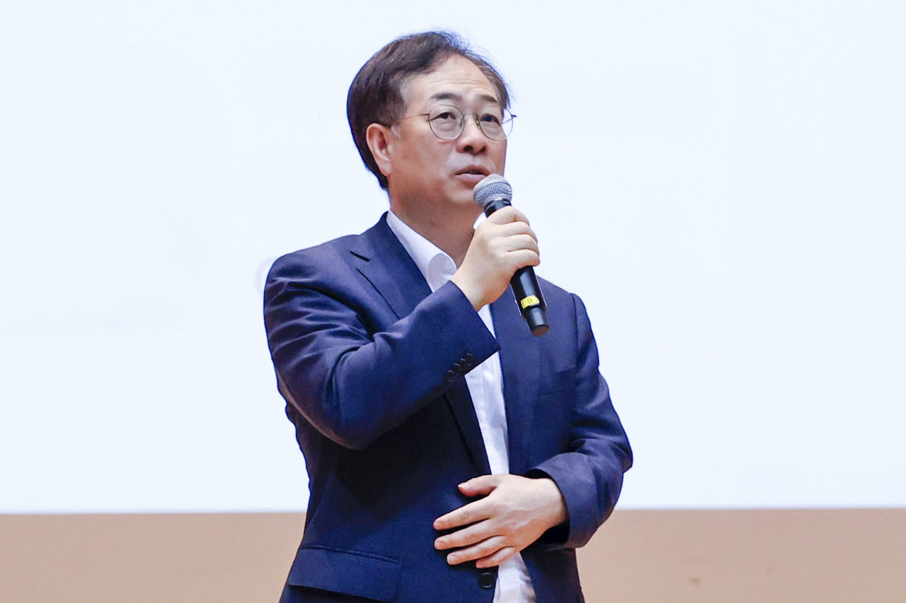 권형택 기술보증기금 이사장이 3일 부산 본점에서 열린 '2026년도 제2차 경영전략워크숍'에서 발언하고 있다. (사진=기보)