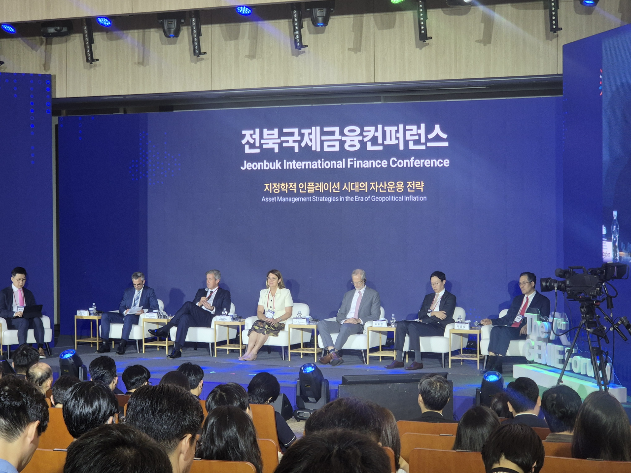 제 7회 지니포럼 패널토론에서는 윤석모 삼성증권 리서치센터장이 좌장을 맡고 앤디 버든 캐피탈그룹 솔루션 부문 총괄, 앤드루 샤프-폴 웰링턴 매니지먼트 컴퍼니 솔루션 부문 디렉터, 김승범 미래에셋자산운용 자산배분부문 대표, 박종학 베어링자산운용 한국법인 대표이사가 지정학적 인플레이션 시대의 자산배분 전략을 논의했다. (사진=지영의 기자)