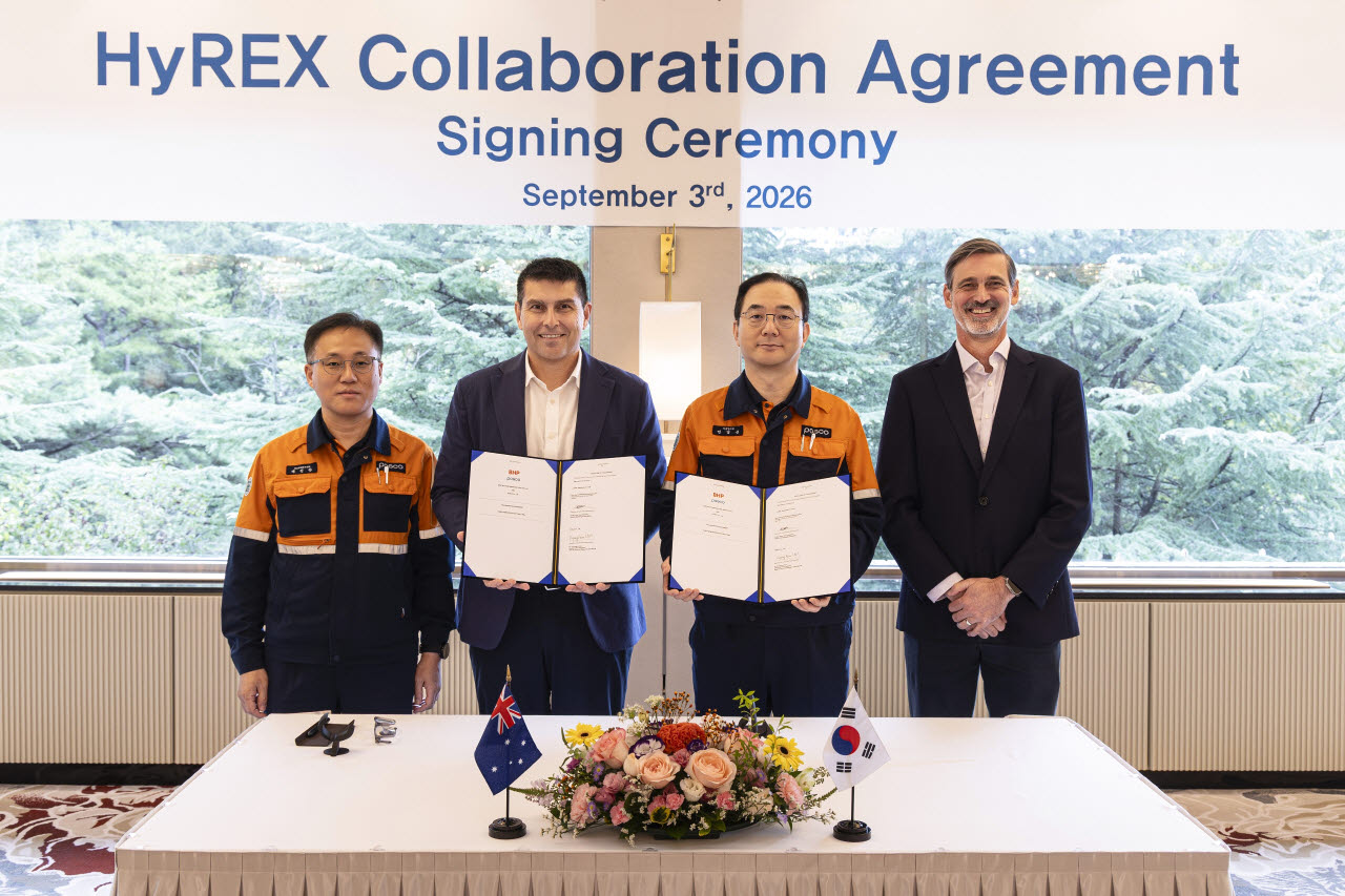 포스코가 3일 호주 BHP사와 수소환원제철 협력 계약(HyREX Collaboration Agreement)를 체결했다. 왼쪽부터 배진찬 포스코 HyREX추진반장, 벤 엘리스(Ben Ellis) BHP 마케팅·지속가능성 부문 총괄(Vice President), 엄경근 포스코 기술연구원장, 스튜어트 페더스 (Stewart Fethers) BHP 기술기획환경 부장(General Manager)(사진=포스코 제공)
