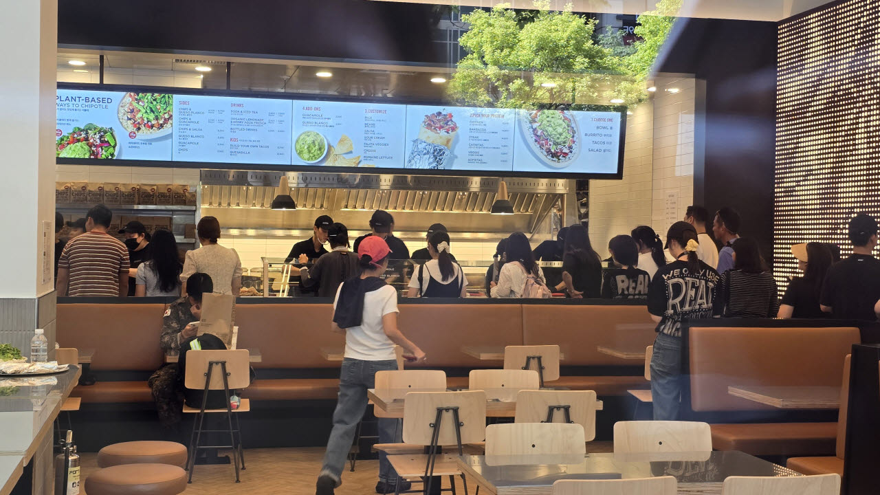 3일 치폴레 강남역점 내부. 방문객들이 주문대에서 메뉴를 고르고 있다. (사진=김지우 기자)