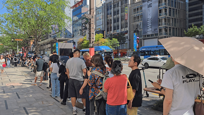 3일 치폴레 강남점 방문객들이 입장을 위해 줄 서 있다. (사진=김지우 기자)