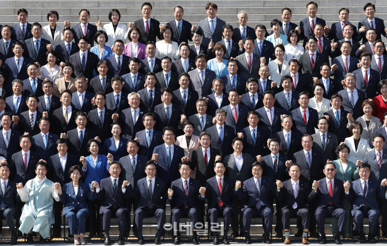 [국회사진기자단] 조정식 국회의장 등 국회의원들이 3일 오후 국회 본관 앞에서 22대 국회 후반기 단체사진을 찍고 있다.