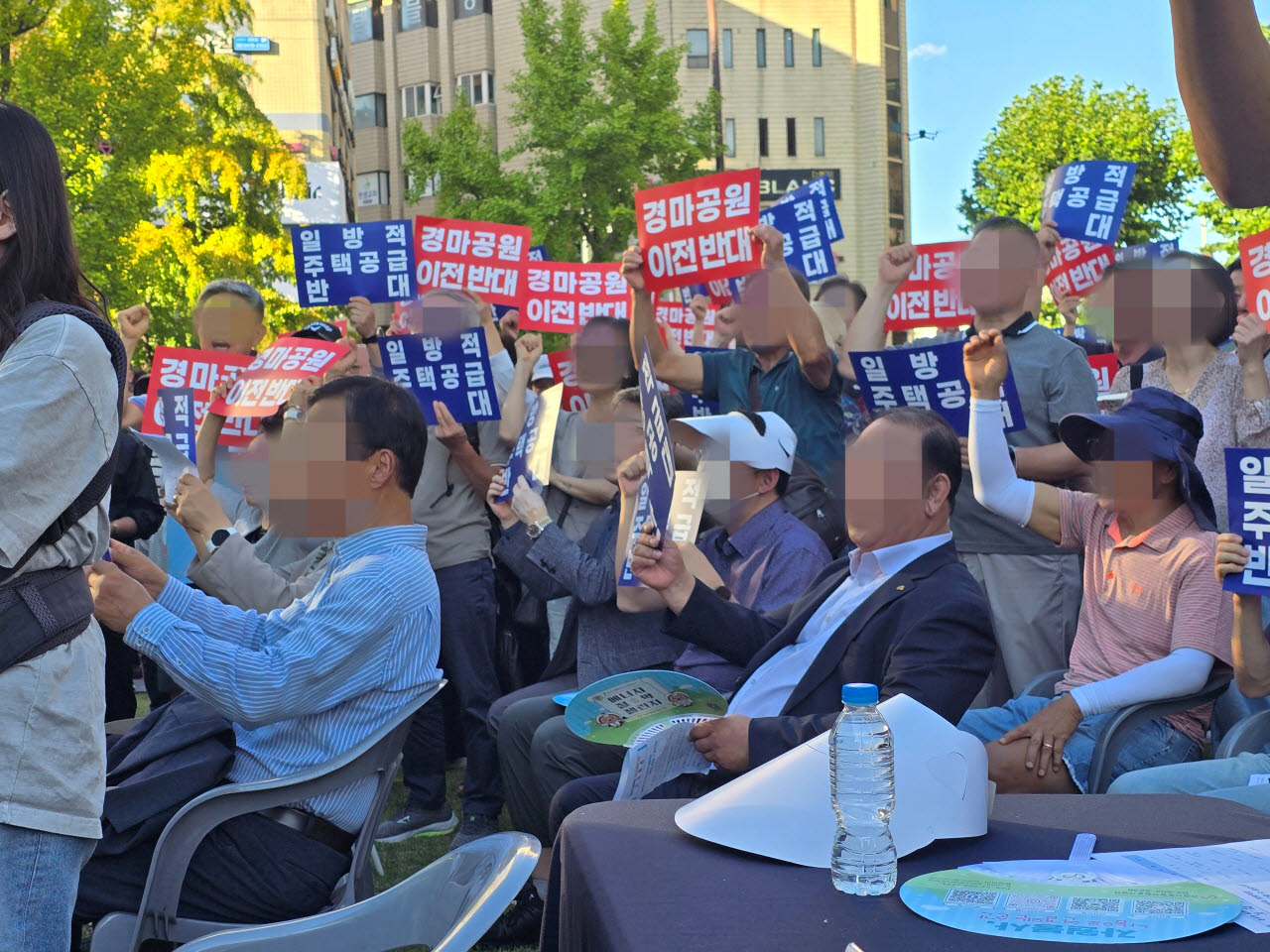 3일 과천시민회관 앞 시계탑광장에서 열린 정부의 경마공원·방첩사 부지 9800세대 주택공급 계획에 반대하는 행사에 참여한 과천시민들.(사진=황영민 기자)