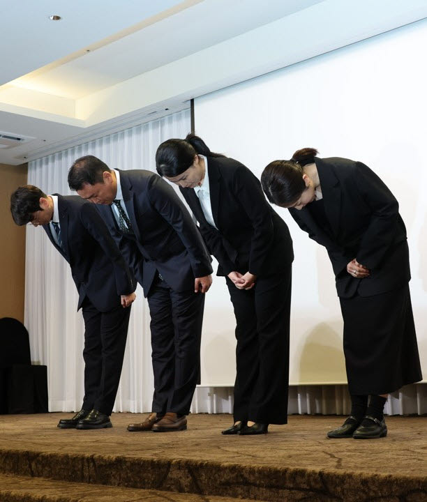 최주희 대표이사(오른쪽 두 번째)를 비롯한 티빙 임원들이 3일 서울 중구의 한 호텔에서 개인정보 유출 사고에 대해 사과하고 있다.(사진=연합)