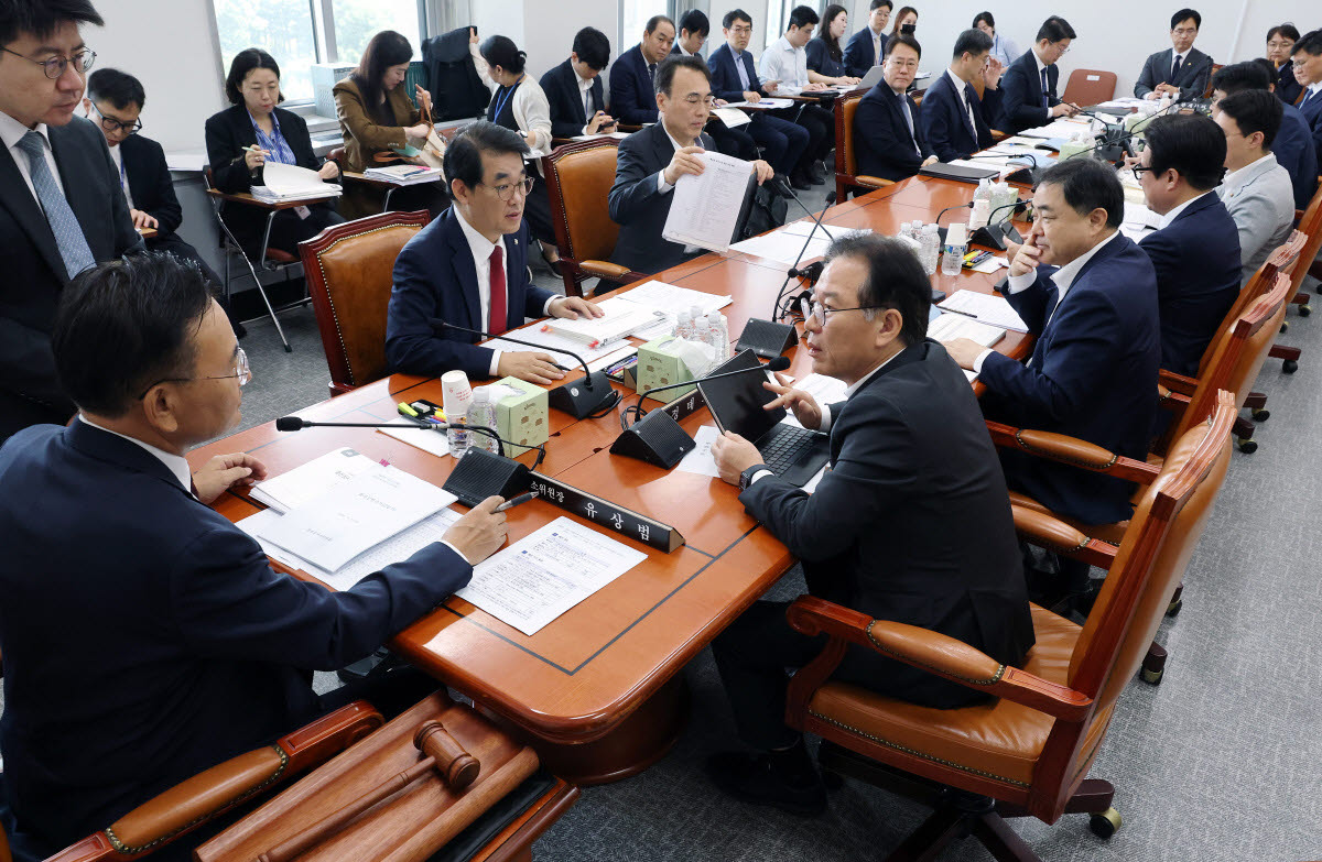 국회 예산결산특별위원회 결산심사소위원회 위원장인 유상범 국민의힘 의원(왼쪽)과 더불어민주당 예결위 간사인 정태호 의원이 3일 국회에서 열린 결산심사소위에서 대화하고 있다.(사진=연합뉴스)