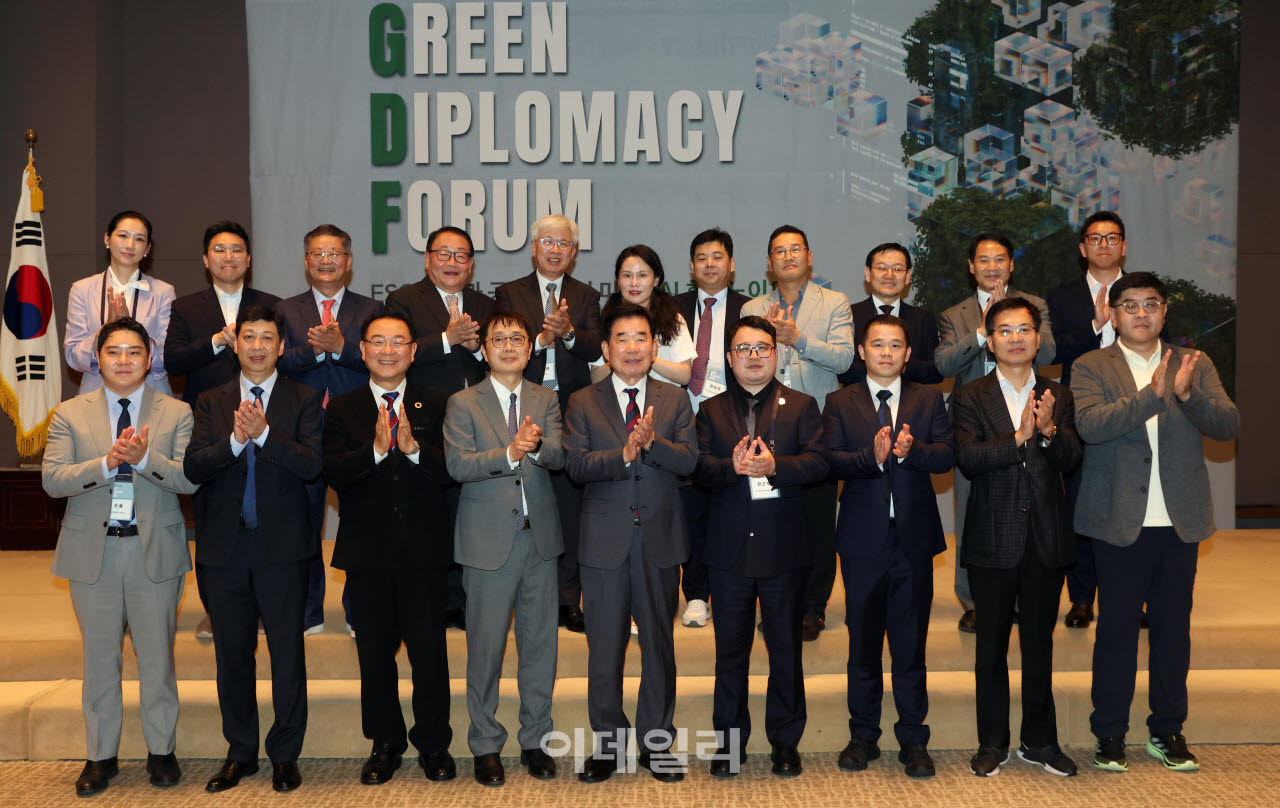 2026 그린외교포럼이 3일 서울 중구 한국프레스센터에서 ‘ESG 경영과 공공외교의 미래:AI 휴머노이드’ 를 주제로 열렸다. 김진표 GDF 조직위원장, 이익원 이데일리 대표 및 참석자들이 기념촬영을 하고 있다. (사진=노진환 기자)