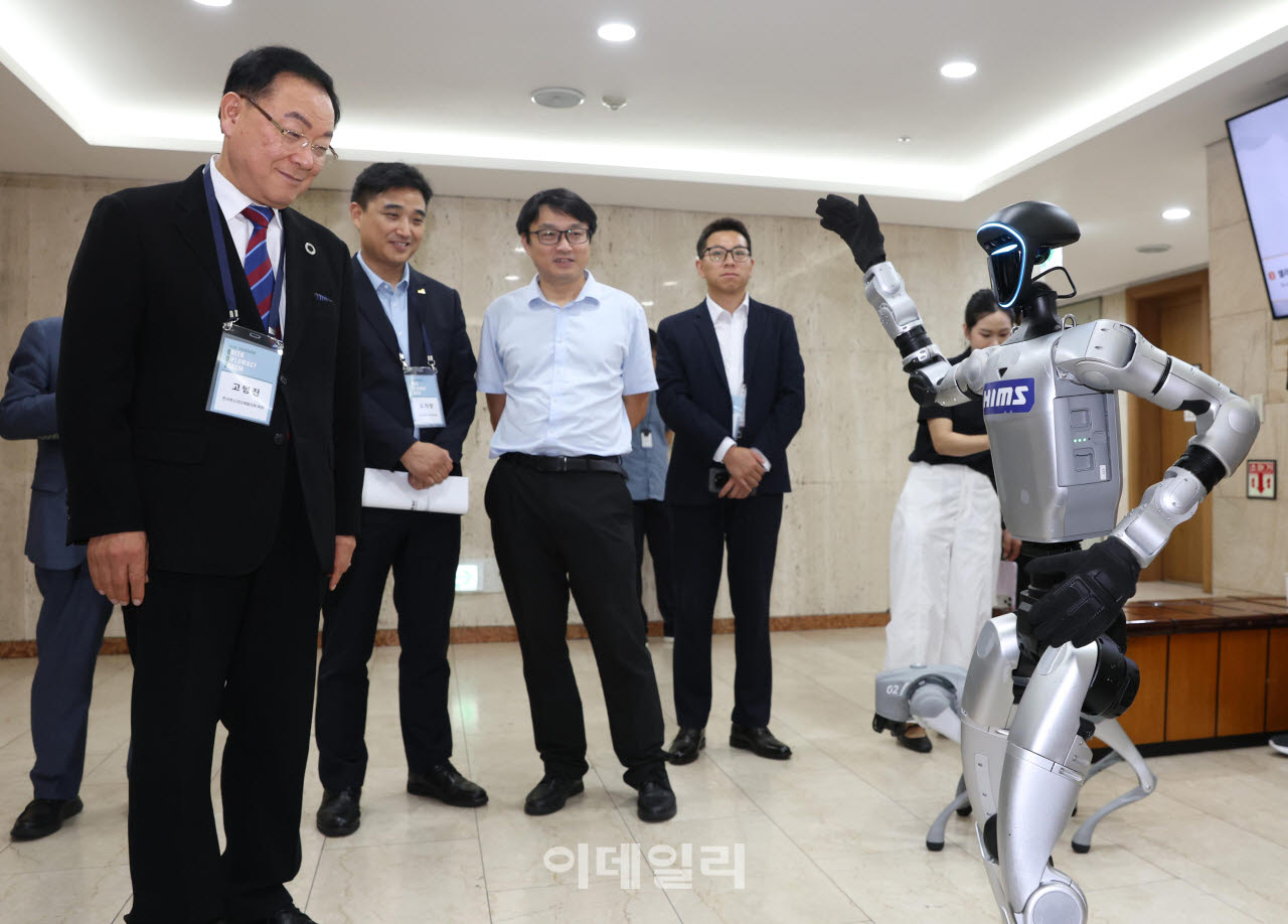 2026 그린외교포럼이 3일 서울 중구 한국프레스센터에서 ‘ESG 경영과 공공외교의 미래:AI 휴머노이드’ 를 주제로 열렸다. 행사장 입구에 전시된 힘스의 로봇. (사진=노진환 기자)