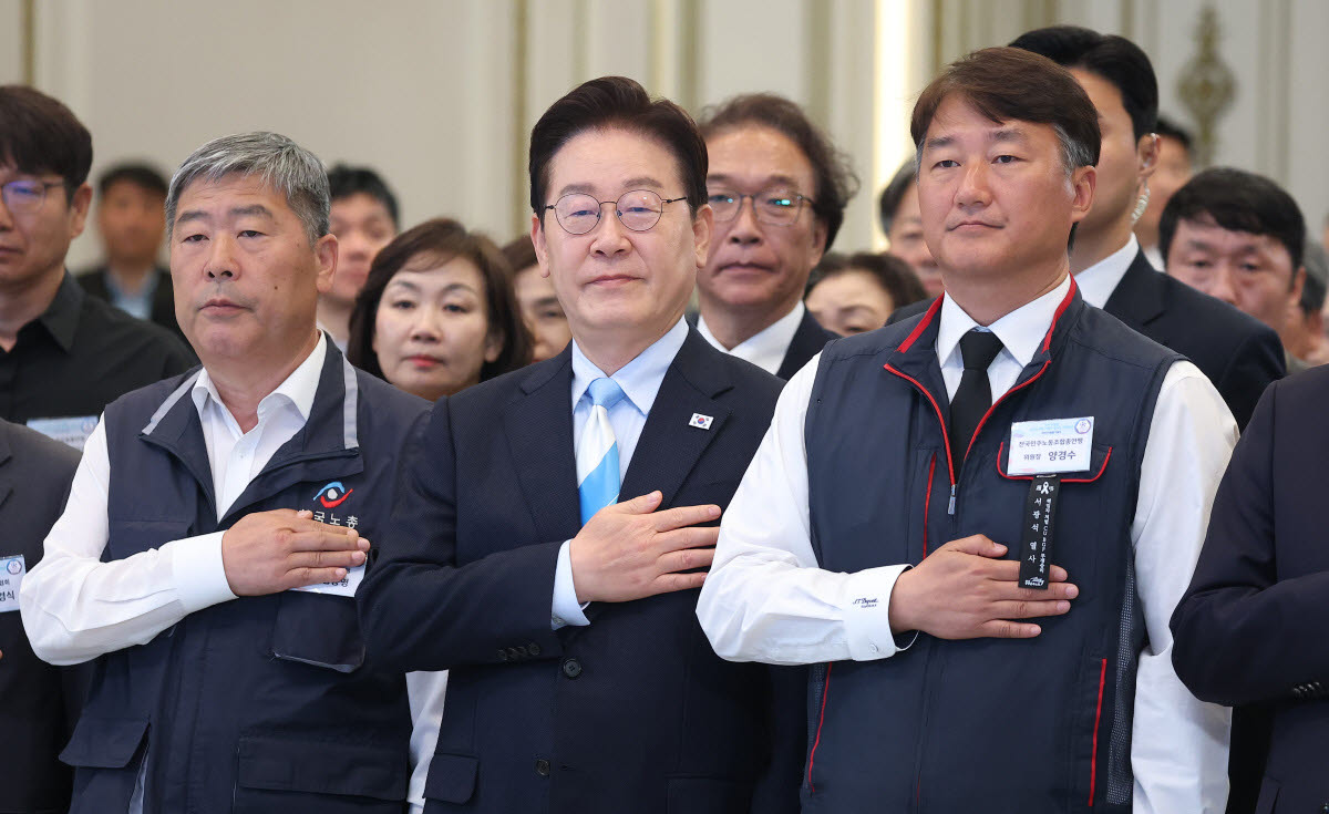 이재명 대통령이 5월 1일 청와대 영빈관에서 열린 노동절 기념식에서 양대 노총 위원장을 비롯한 참석자들과 국민의례를 하고 있다.(왼쪽부터) 김동명 한국노총 위원장, 이 대통령, 양경수 민주노총 위원장.(사진=연합뉴스)