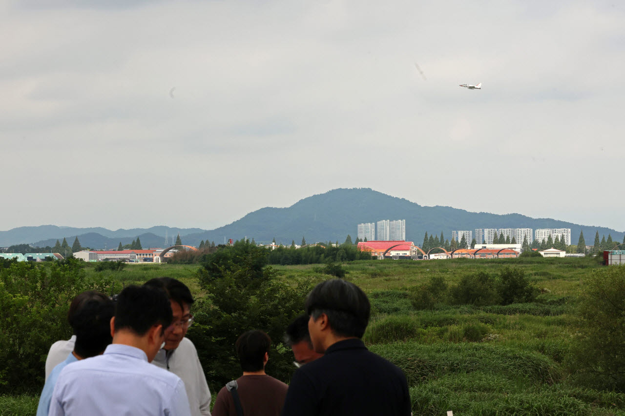 지난 7월 7일 전남광주 광산구 광주 군 공항 인근에서 반도체 클러스터 부지 점검이 펼쳐지고 있다. (사진=연합뉴스)