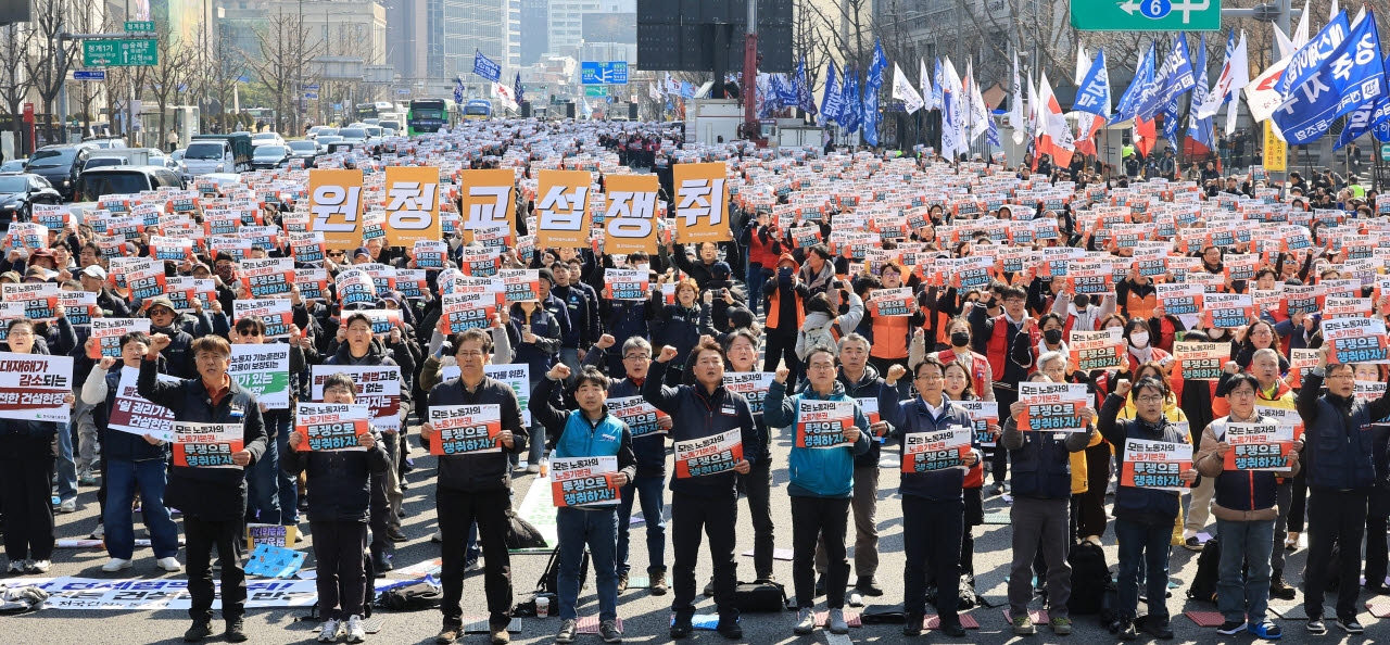 '노란봉투법'(노동조합 및 노동관계조정법 2·3조 개정 법률) 시행 첫날인 지난 3월 10일 서울 세종로에서 열린 민주노총 투쟁 선포대회에서 양경수 위원장을 비롯한 민주노총 조합원들이 손팻말을 들고 구호를 외치고 있다. (사진=연합뉴스)