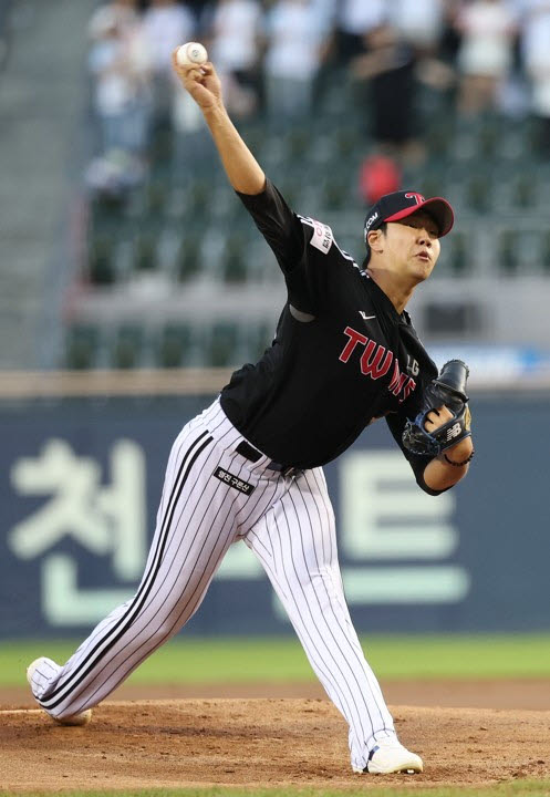 3일 서울 잠실야구장에서 열린 프로야구 LG와 두산의 경기. 1회말 LG 선발투수 박시원이 역투하고 있다. 사진=연합뉴스