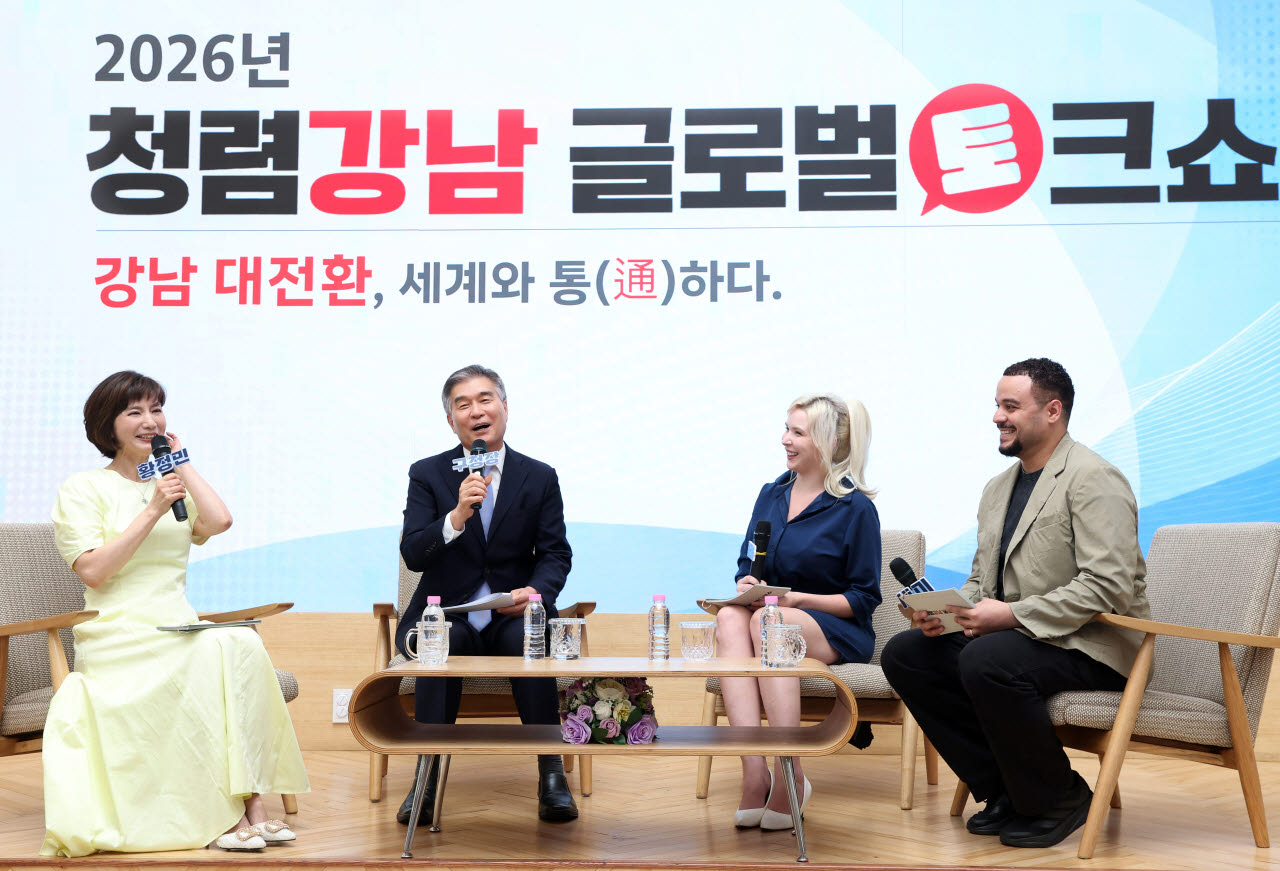 김현기(왼쪽 두 번째) 강남구청장이 2일 구청 로비에서 열린  ‘2026 청렴강남 글로벌 토크쇼’에 참석하고 있다. (사진=강남구)