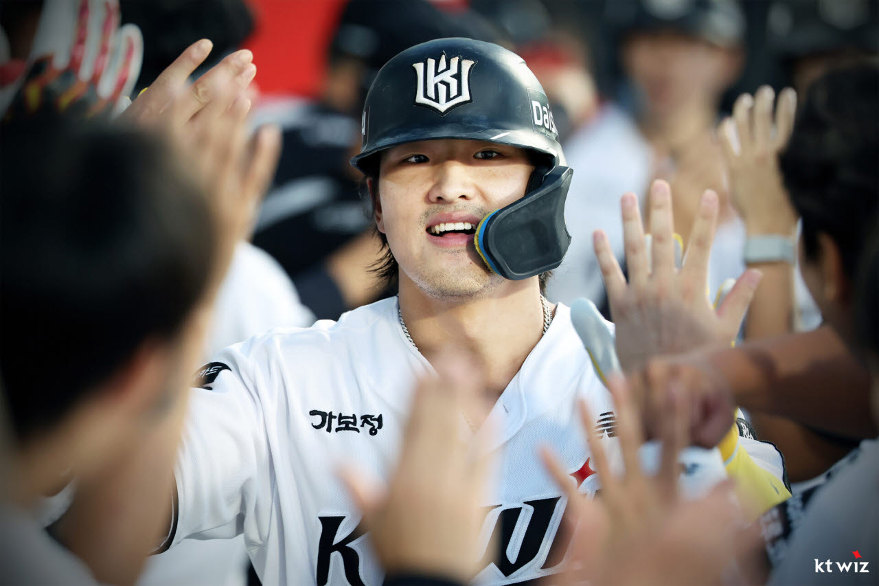 KT위즈 안현민이 홈런을 친 뒤 더그아웃에서 동료들로부터 축하를 받고 있다. 사진=KT위즈