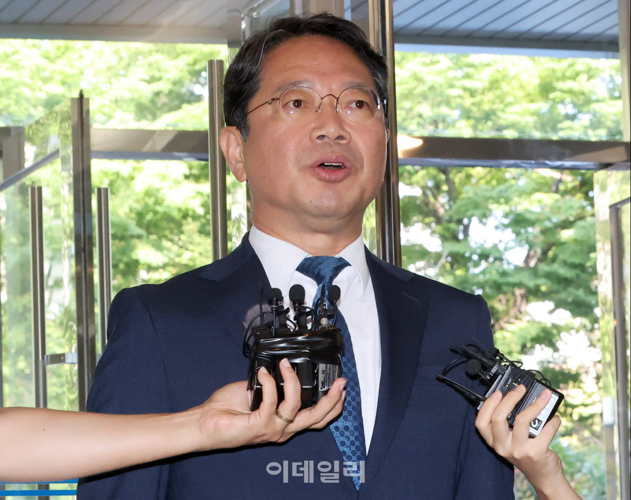 김승원 법무부 장관 후보자가 3일 서울 종로구 적선현대빌딩에 마련된 인사청문회 준비사무실로 출근, 취재진의 질의에 답하고 있다. (사진=방인권 기자)