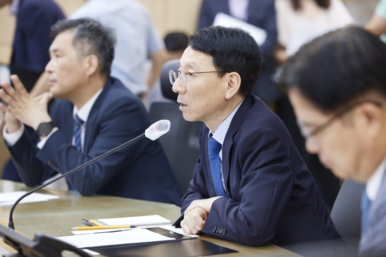 김성중 경기도 행정1부지사가 지난 3일 31개 시군 부단체장과 영상회이에서 내년도 본예산 편성 방침을 설명하고 있다.(사진=경기도)