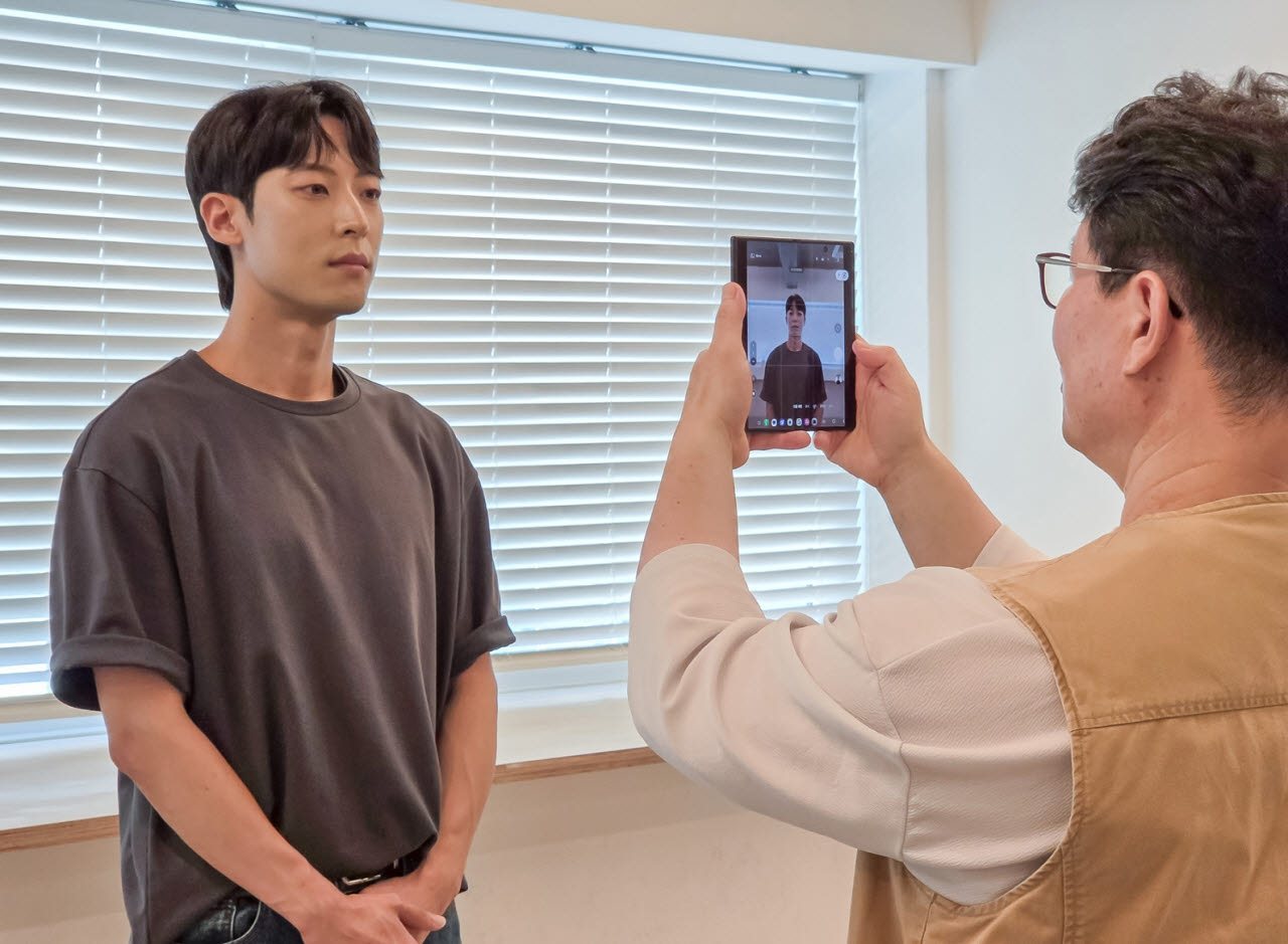 안태영 사진작가(우측)가 3일 삼성전자의 갤럭시 카메라 관련 브리핑에서 사진 촬영 시범을 보이고 있다. (사진=삼성전자)