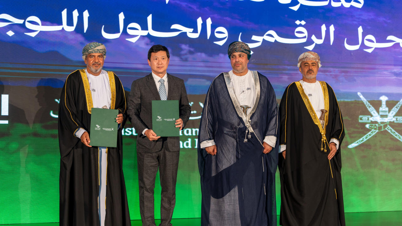 오만 교통부 교통부문 차관: 카미스 빈 모하메드 알 샤막키(Khamis bin Mohammed Al Shammakhi), 현대차그룹 미래전략본부장 정호근 부사장, 오만 도파르 주 주지사 마르완 빈 투르키 알 사이드(H.H. Sayyid Marwan bin Turki Al Said), MTCIT 장관 사이드 빈 하무드 알 마왈리(Said bin Hamoud Al Maawali). (사진=현대차그룹)