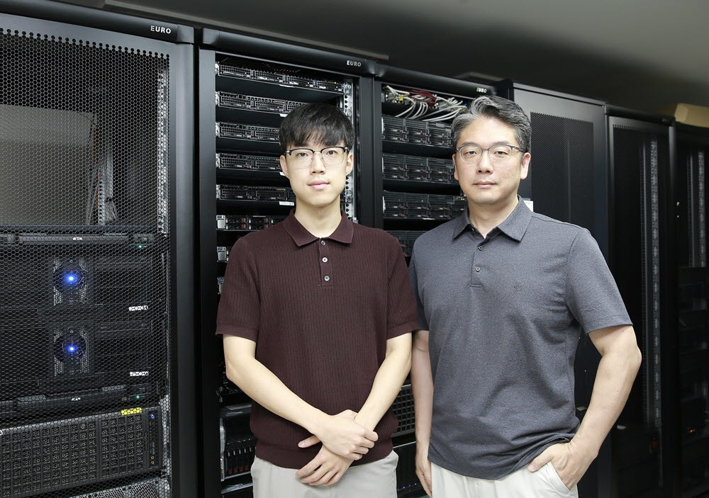 KAIST 연구진. 김민수 교수(오른쪽)와 이건호 박사과정 학생(왼쪽).(사진=KAIST)