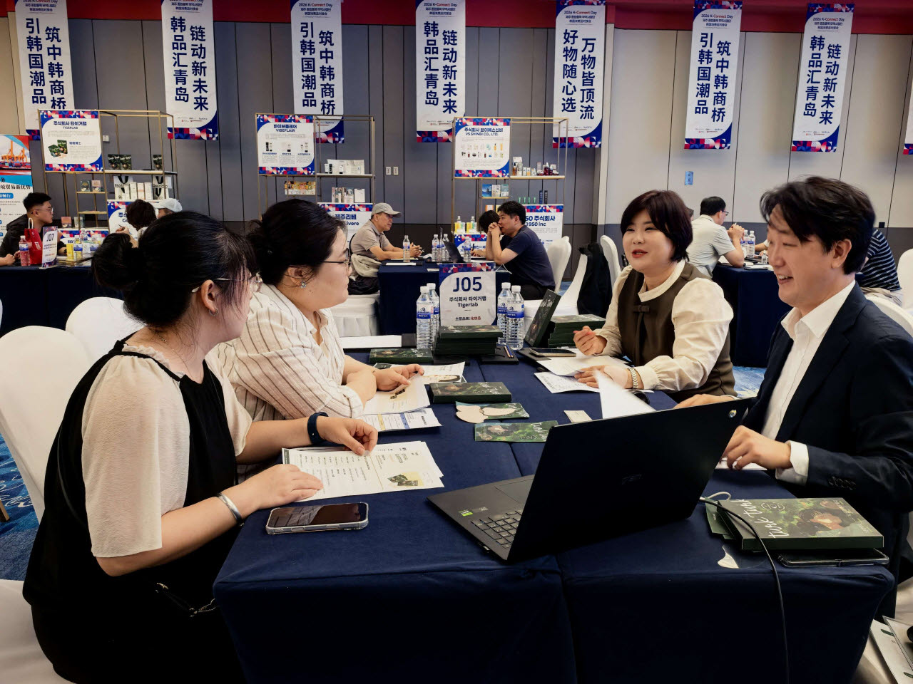 코트라는 지난 3일 중국 칭다오 서해안 신구 보세 물류 지구에 위치한 ‘K-소비재 매칭센터’에서 ‘K-커넥트 데이’ 판촉 행사를 개최했다. ‘K-커넥트 데이’ 행사에 참가한 국내기업과 현지 바이어가 일대일 수출 상담을 하고 있다.(사진=코트라 제공)