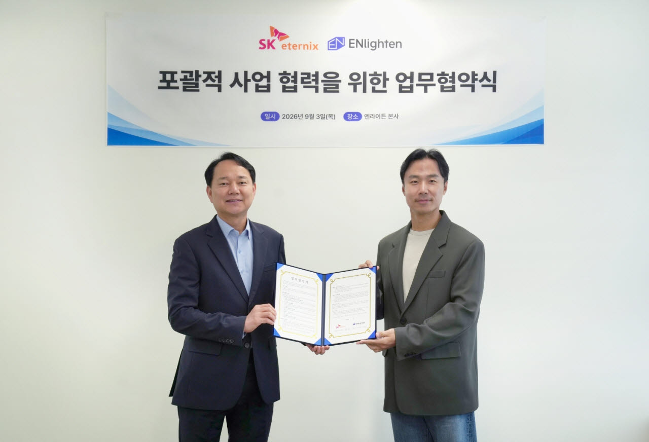 SK이터닉스가 엔라이튼과 재생에너지 분야 사업 협력 및 전략적 파트너십 구축을 위한 업무협약을 체결했다. 왼쪽부터 김해중 SK이터닉스 대표, 이영호 엔라이튼 대표. (사진=SK이터닉스 제공)