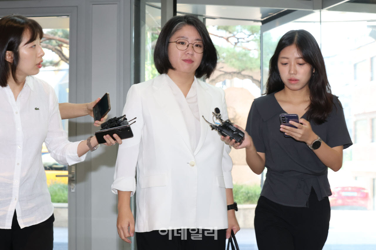 용혜인 성평등가족부 장관 후보자가 4일 서울 서대문구에 마련된 인사청문회 준비 사무실로 출근하고 있다.(사진=이영훈 기자)