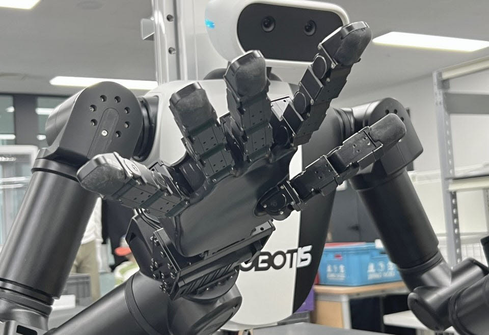 로보티즈 휴머노이드 ‘AI 워커’와 로봇 손 ‘HX5-D20’ (사진=신영빈 기자)