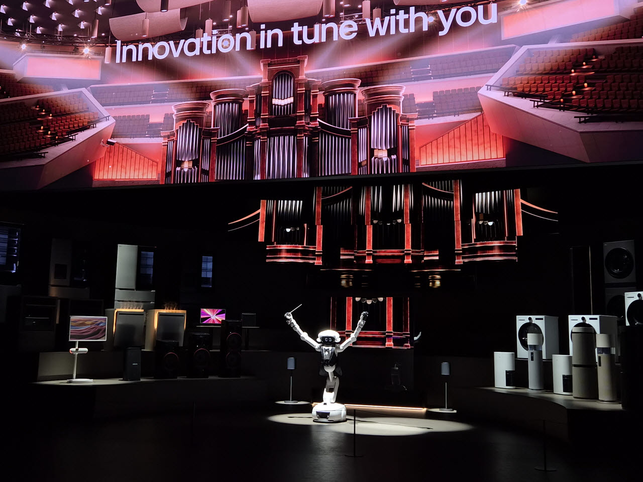 LG전자의 홈로봇 ‘LG 클로이드’가 3일(현지시간) 독일 베를린 메세 베를린의 IFA 2026 전시관 입구에서 TV와 생활가전, 공조제품으로 구성된 ‘AI 오케스트라’를 지휘하고 있다. (사진=송재민 기자)