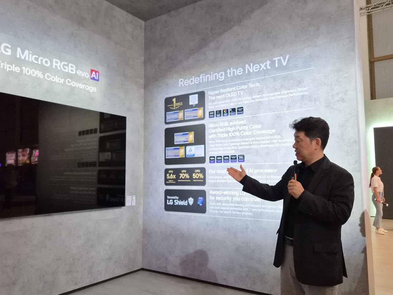 백선필 LG전자 MS사업본부 디스플레이CX담당 상무가 3일(현지시간) 독일 베를린에서 열린 IFA 2026 사전 부스 투어에서 ‘LG 마이크로 RGB 에보 AI’의 화질 기술을 설명하고 있다. (사진=송재민 기자)