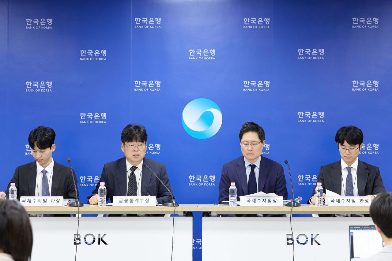 4일 오전 서울 중구 한국은행에서 열린 2026년 7월 국제수지(잠정) 설명회. 사진 왼쪽부터 김준영 국제수지팀 과장, 유성욱 금융통계부장, 박성곤 국제수지팀장, 임연빈 국제수지팀 과장. (사진=한국은행)